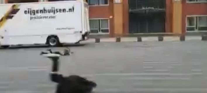 Βίντεο-σοκ από τη «Φρειδερίκη» στην Ευρώπη: Ανθρωποι… εκτοξεύονται από τους μανιασμένους ανέμους